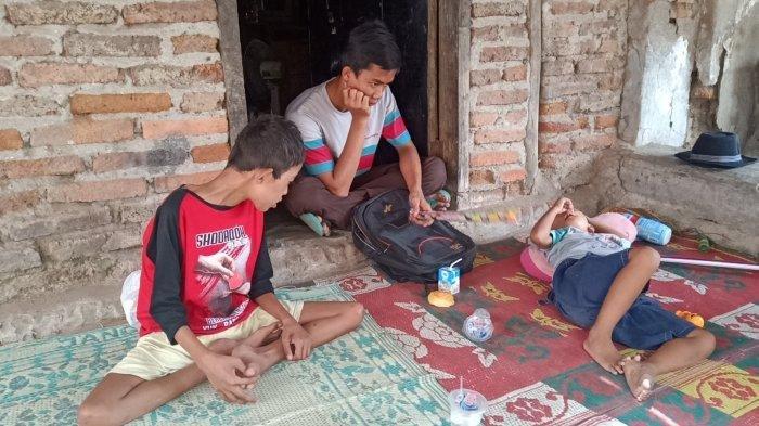 Anak-anak Rodiah yang hidup miris di gubuk reot