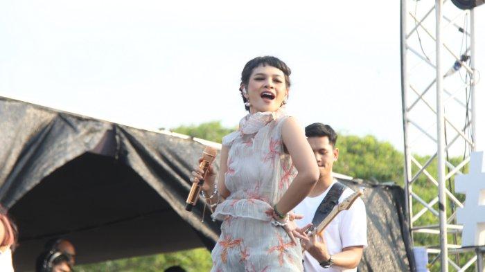 Andien Aisyah saat bernyanyi di atas panggung