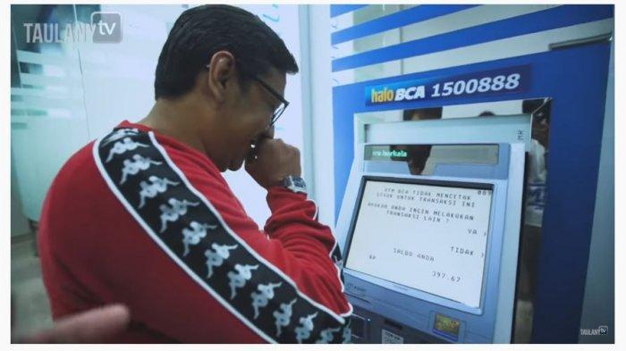 Andre Taulany memperlihatkan isi saldo ATM-nya