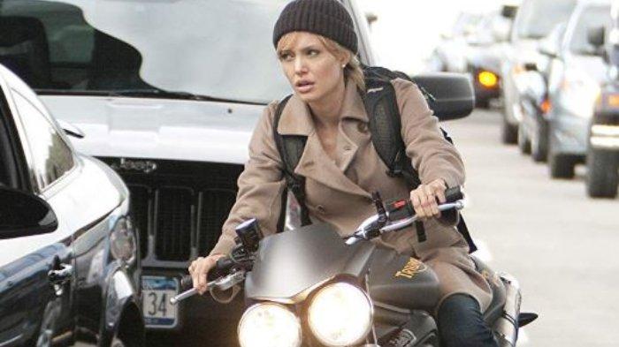 Angelina Jolie dalam adegan di film Salt