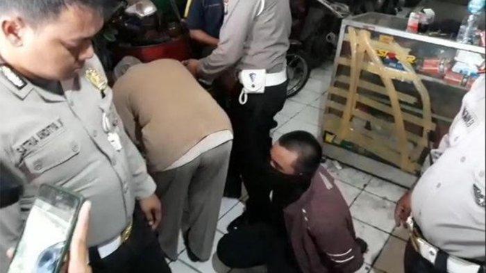 Anggota Polsek Ciputat menginterogasi polisi gadungan