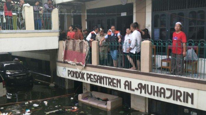 Anies Baswedan meninjau banjir di Teluk Gong
