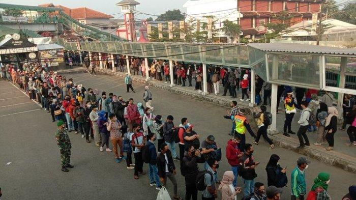 Antrian penumpang terjadi di Stasiun Bogor