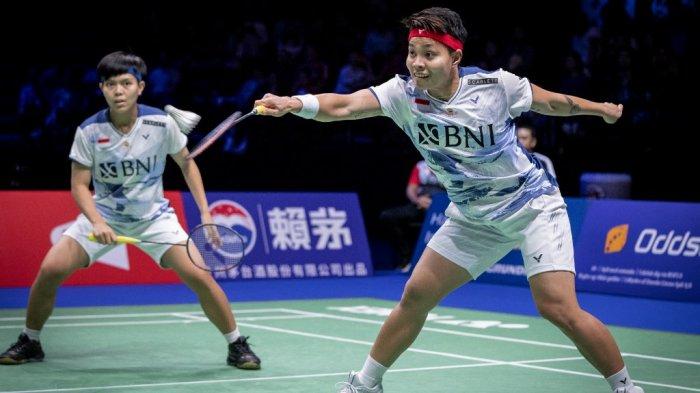 Apriyani Rahayu (kanan) dan Siti Fadia Silva Ramadhanti dari Indonesia bermain melawan Kim So Yeong dan Kong Hee Yong dari Korea Selatan (tidak digambarkan) pada pertandingan ganda semifinal putri di Kejuaraan Dunia Bulu Tangkis BWF di Kopenhagen, Denmark, pada 26 Agustus 2023.