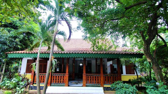 area depan rumah kebaya