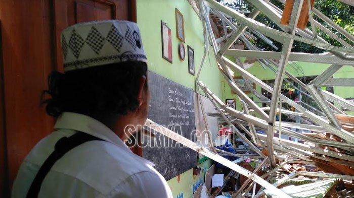 atap SDN Gentong ambruk 1