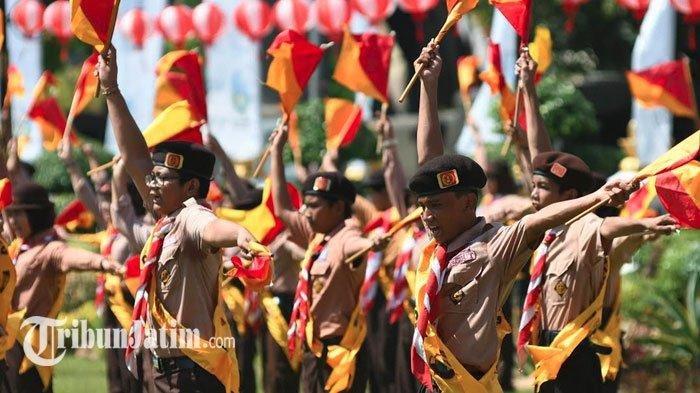 Atraksi Kolosal Satuan Karya Pramuka (Saka) Siap Sedia dari berbagai daerah di Jawa Timur turut mewarnai peringatan Hari Pramuka ke 58 yang digelar di pelataran Gedung Negara Grahadi, Rabu (14/8/2019).