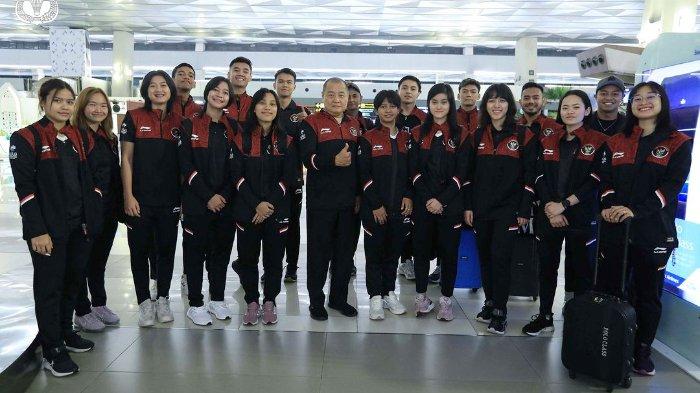 Kontingen badminton Indonesia berfoto bersama sebelum berangkat ke Phnom Penh, Kamboja untuk mengikuti SEA GAMES 2023.