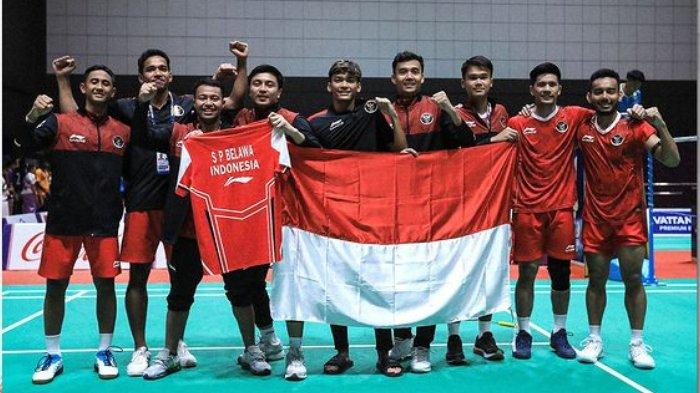 Para pemain badminton beregu putra Indonesia berfoto bersama setelah berhasil meraih medali emas SEA Games 2023 di Badminton Hall Stadion Morodok Techo, Pnom Penh, Kamboja pada Kamis (11/5/2023) sore.
