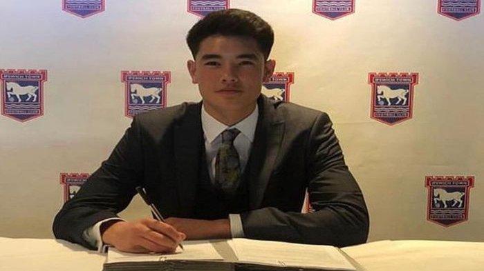 Bek keturunan Indonesia, Elkan Baggott, saat menandatangani kontrak beasiswa akademi Ipswich Town. Dia masuk skuad Timnas Indonesia U-19 asuhan Shin Tae-yong.