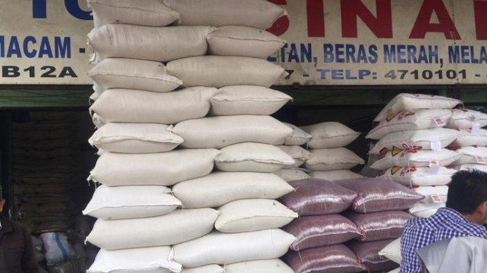 ILUSTRASI BANTUAN BERAS --- Stok bahan pokok beras yang dijual di pasar (Dok. Humas Kementan)