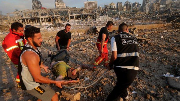 Bahu membahu menandu korban luka Ledakan di Beirut.