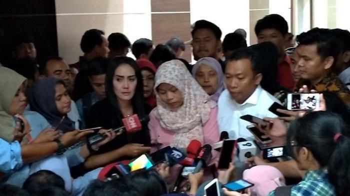 Baiq Nuril menitikkan air mata usai Komisi III DPR RI menyetujui pemberian amnesti, Rabu (24/7/2019)