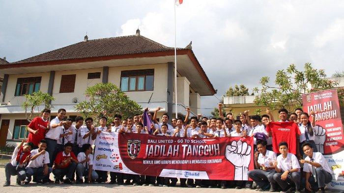Bali United Goes to School
