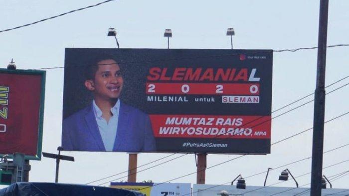 Baliho dengan wajah Mumtaz Rais