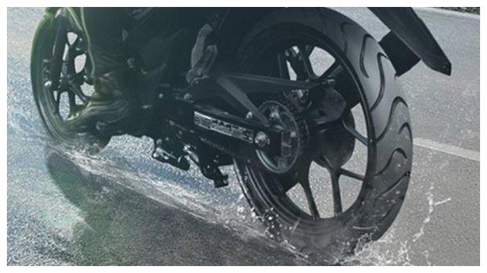 Ban sepeda motor saat hujan