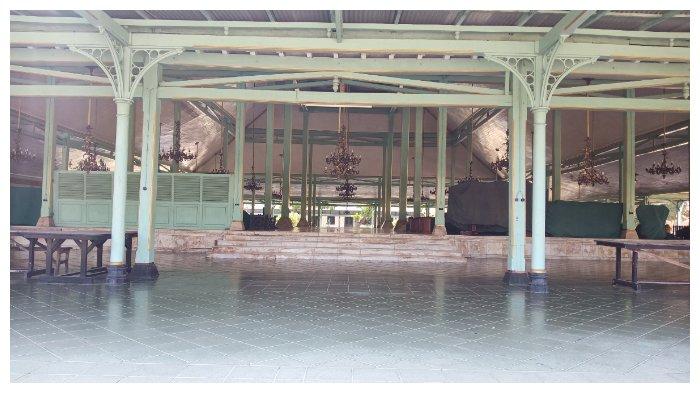 Beberapa lampu gantung tampak menghiasi Pendopo Ageng Puro Mangkunegaran