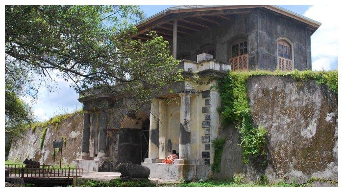 Benteng Vastenburg ketika tidak terawat