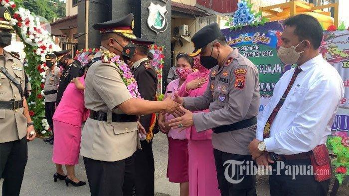 PELEPASAN - Kombes Pol Gustav Robby Urbinas saat mengucapkan salam perpisahan kepada seluruh anggota Polresta Jayapura Kota, Rabu (18/5/2022). Kini Kapolresta Jayapura dijabat AKBP Victor Dean Mackbon.