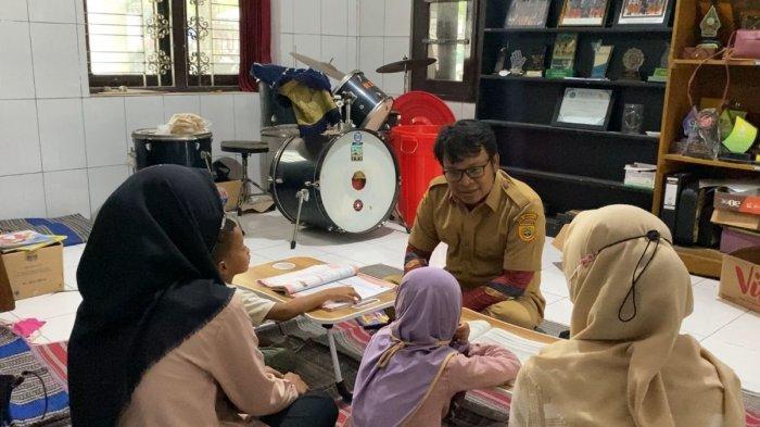 Agus Widanarko alias Danar, seorang Tenaga Harian Lepas (THL) di Pemerintahan Kabupaten (Pemkab) Sukoharjo, mengajar anak-anak yatim korban Covid-19 belajar di Sanggar Bhineka, Sukoharjo, Jawa Tengah (Jateng), Selasa, 28 Maret 2023.