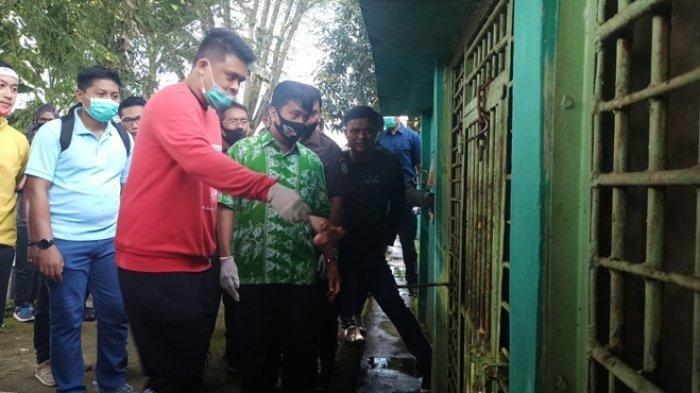 Bobby Nasution berikan makan ke harimau
