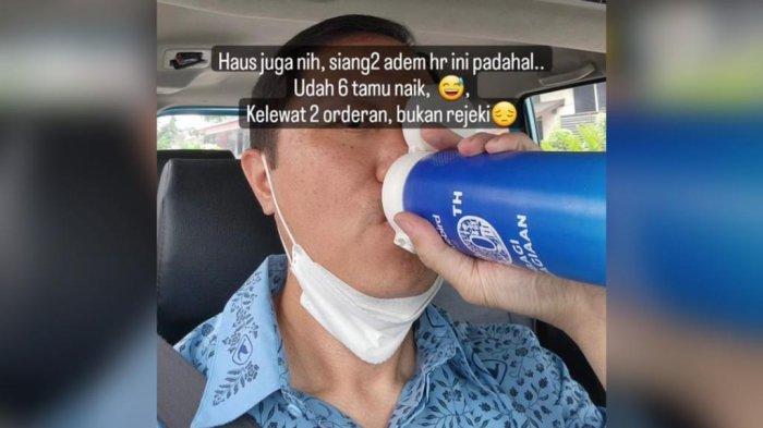 Potret CEO PT Blue Bird Sigit Djokosoetono sedang menyamar sebagai sopir taksi.