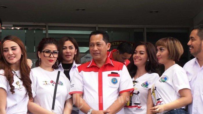 Budi Waseso (tengah), sedang berfoto bareng Cinta Penelope (ke tiga kiri) dan Roro Fitria (ke dua kanan), di Lobi Aula Polda Metro Jaya, Jl. Jenderal Sudirman, Jakarta Selatan, Rabu (7/10/2015).