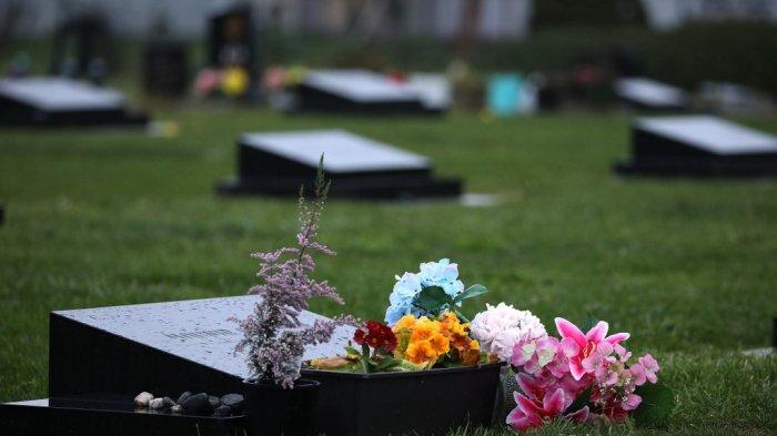 FOTO: Terlihat seikat bunga menancap di makam korban serangan masjid di Christchurch, Selandia Baru. Sidang vonis Brenton Tarrant berlangsung 4 hari sejak Senin (24/8/2020).