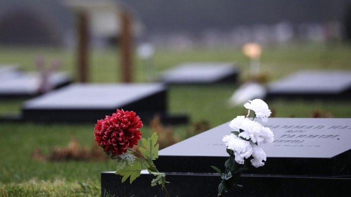 FOTO: Terlihat seikat bunga menancap di makam korban serangan masjid di Christchurch, Selandia Baru. Sidang vonis Brenton Tarrant berlangsung 4 hari sejak Senin (24/8/2020).