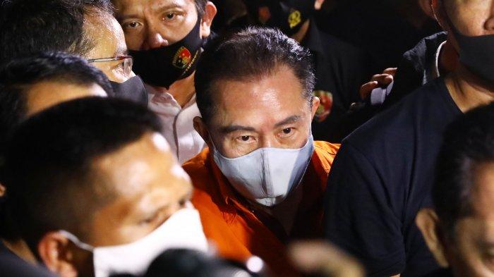 Buronan kasus korupsi pengalihan hak tagih (cessie) Bank Bali Joko Soegiarto Tjandra alias Djoko Tjandra tiba di Bandara Halim Perdana Kusuma, Jakarta, Kamis (30/7/2020) malam. Bareskrim Polri berhasil menangkap Djoko Tjandra di Kuala Lumpur, Malaysia.