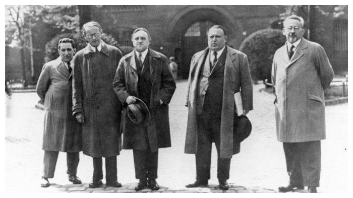 Carl von Ossietzky (tengah) bersama para aktivis perdamaian