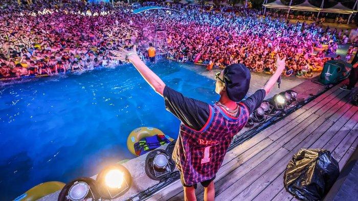 Orang-orang berkerumun di water park atau taman air, Wuhan, Hubei, China pada 15 Agustus 2020 lalu. Covid-19 tak lagi menjadi penghalang bagi warga Wuhan.