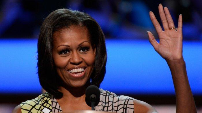 (ILUSTRASI) Dalam foto file ini yang diambil pada 3 September 2012, Ibu Negara Michelle Obama melambai ke podium selama pemeriksaan suara selama persiapan untuk Konvensi Nasional Demokrat di Time Warner Cable Arena di Charlotte, Carolina Utara. Musim konvensi politik Amerika dimulai pada 17 Agustus 2020 malam dengan mantan ibu negara Michelle Obama berpidato di pertemuan virtual Demokrat yang sekarang diatur untuk menunjuk Joe Biden, karena Presiden Donald Trump menentang kekhawatiran virus corona untuk mengumpulkan pendukung di medan pertempuran Wisconsin.