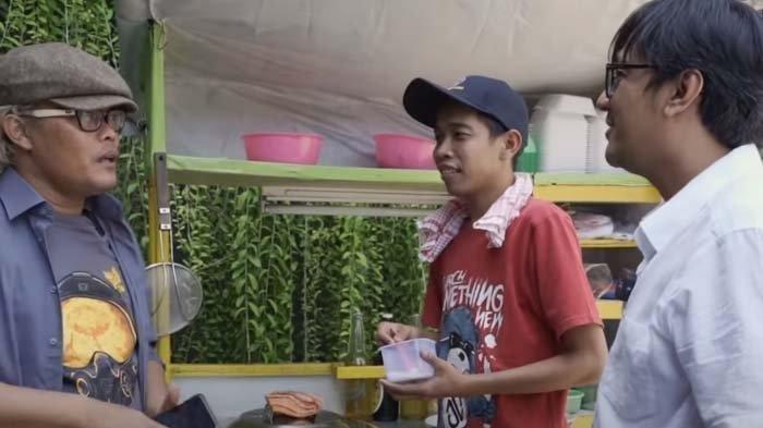 Dede Sunandar berjualan mie ayam