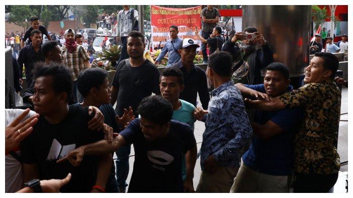 demonstrasi dukung revisi UU KPK ricuh1