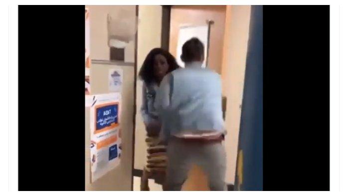 dengan semprotan merica.