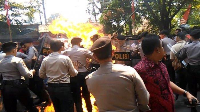 Detik-detik api membesar dan melukai empat orang anggota polisi