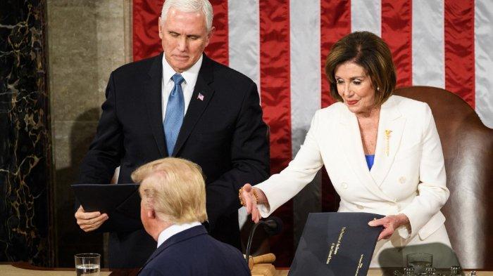 Donald Trump menolak berjabat tangan