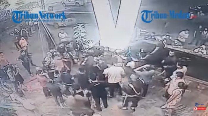 Dua anggota polisi kroyokan