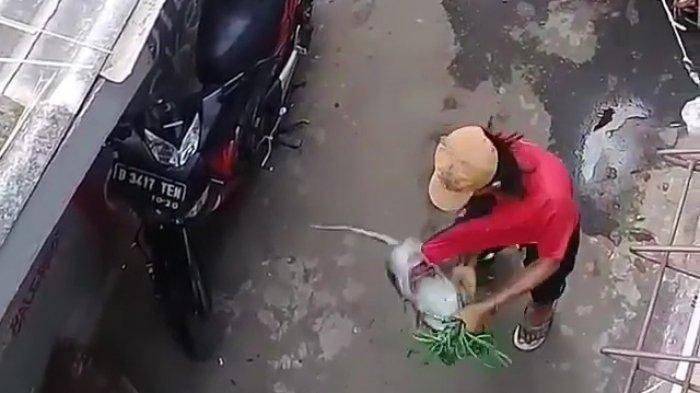 dua pengamen topeng monyet melakukan penganiayaan di Cakung 2