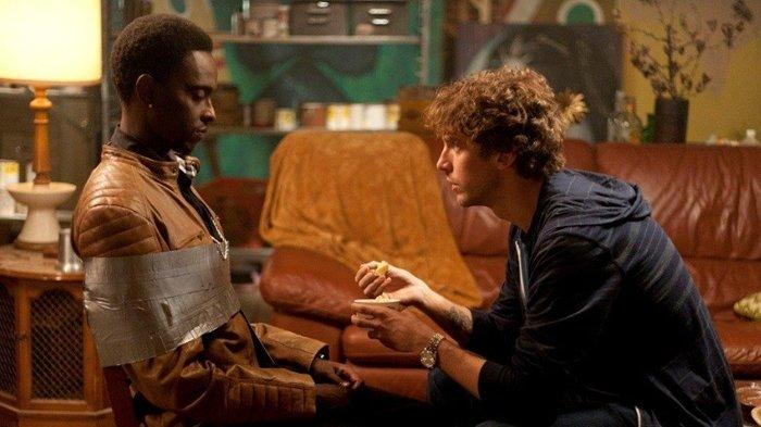 Edi Gathegi dan Dan Stevens dalam Criminal Activities (2015)