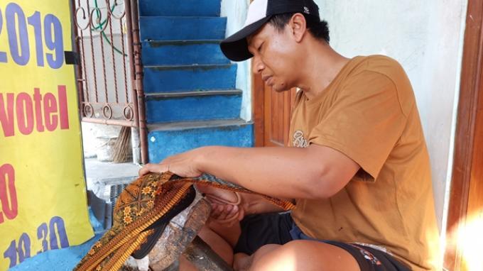 edi saat memasang waton pada blangkon