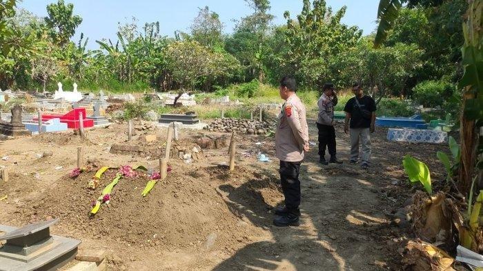 Polisi mendatangi TKP makam warga yang sempat dibongkar oleh Orang Tak Dikenal (OTK) di Desa Kubangkarang, Kecamatan Karangsembung, Kabupaten Cirebon, Jumat (4/8/2023).