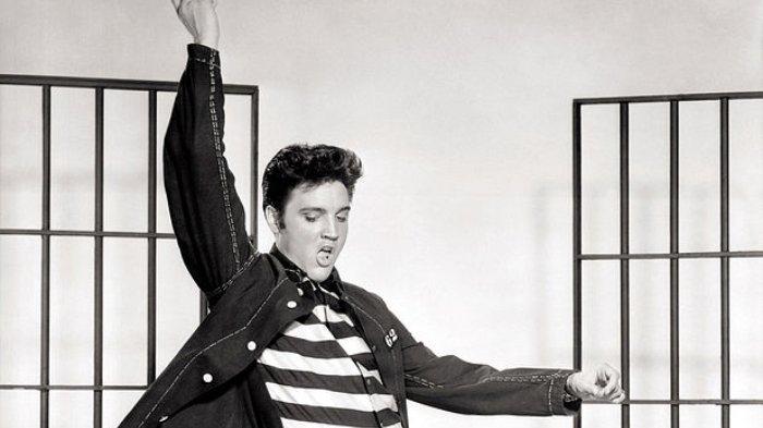 Sebuah foto yang memperlihatkan Elvis Presley. Foto itu digunakan untuk mempromosikan film Jailhouse Rock