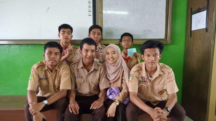 Febri (paling kiri) berseragam pramuka bersama teman-temannya di kelas.