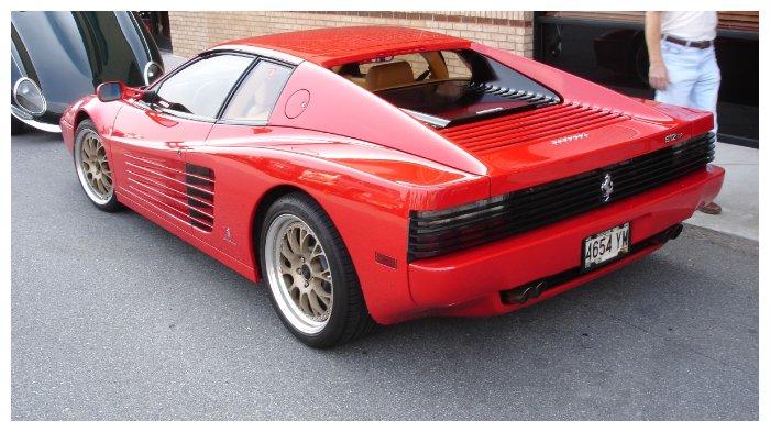 Ferrari Testarossa dari belakang