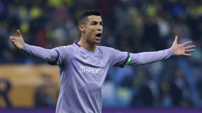 Penyerang Portugal Nassr Cristiano Ronaldo bereaksi selama pertandingan sepak bola semifinal Piala Super Saudi antara Al-Ittihad dan Al-Nassr di Stadion Raja Fahd di Riyadh pada 26 Januari 2023.