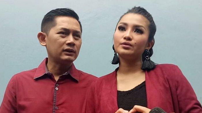 Fitri Carlina bersama suaminya Hendra Sumendap 2