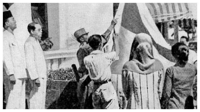 Foto karya Frans Mendur saat Pengibaran Merah Putih