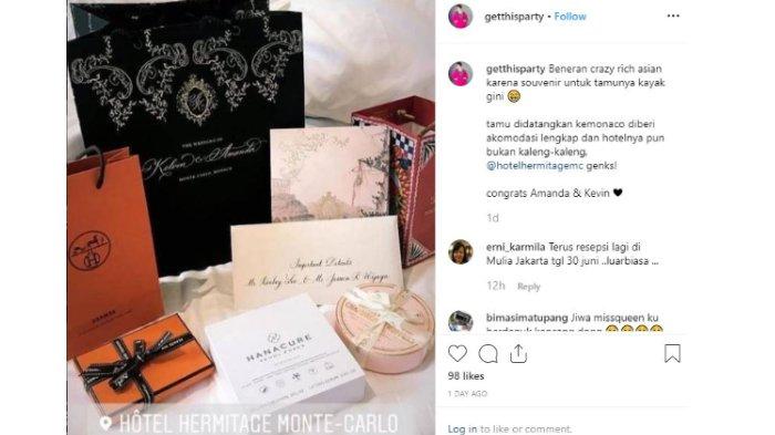 Foto souvenir pernikahan Kelvin Sebastian dan Amanda Winarko